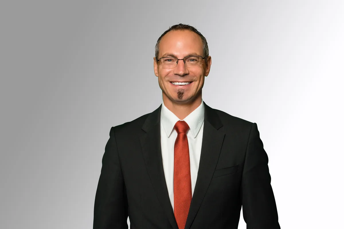 Porträtbild von Lars Studer, dem Vorsitzenden der Bankleitung Raiffeisenbank Zürcher Oberland.